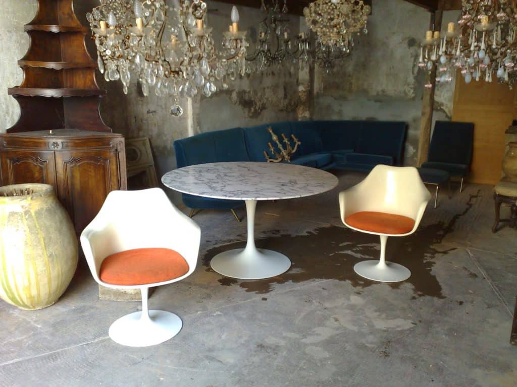 Meubles et luminaires anciens récupérés lors d'un débarras