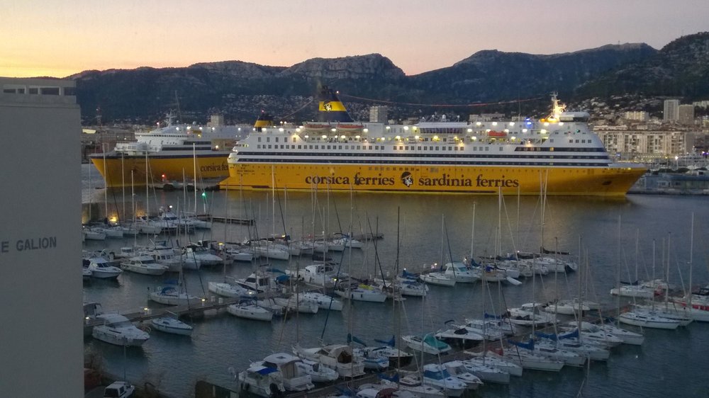 Le port de Toulon et la rade au coucher du soleil