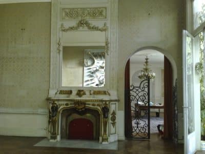 Antiquaire brocanteur lors d’un achat dans la villa Godillot à Hyères