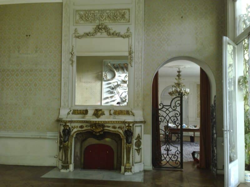 Antiquaire brocanteur lors d’un achat dans la villa Godillot à Hyères