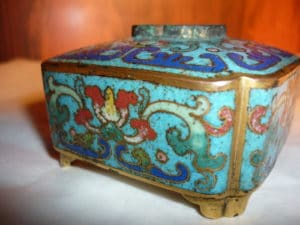 Antiquaire spécialiste de la Chine, cloisonné XVIIe