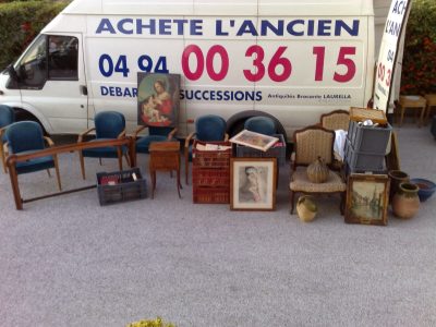 Camionnette de Var Antiquités avec objets de brocante devant – antiquaire dans le Var depuis 1997