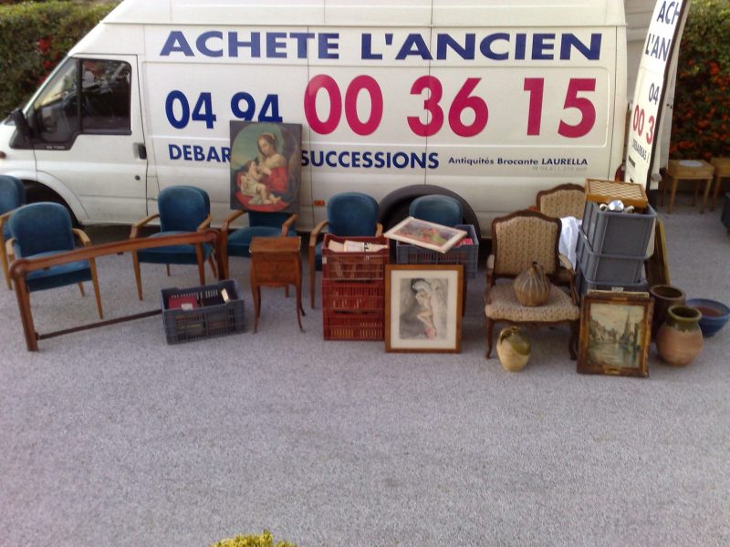 Camionnette de Var Antiquités avec objets de brocante devant – antiquaire dans le Var depuis 1997