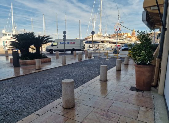 Achat de meubles, tableaux, céramiques et divers sur le port de Saint-Tropez
