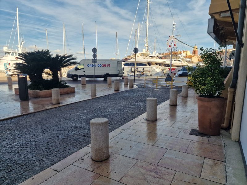 Achat de meubles, tableaux, céramiques et divers sur le port de Saint-Tropez